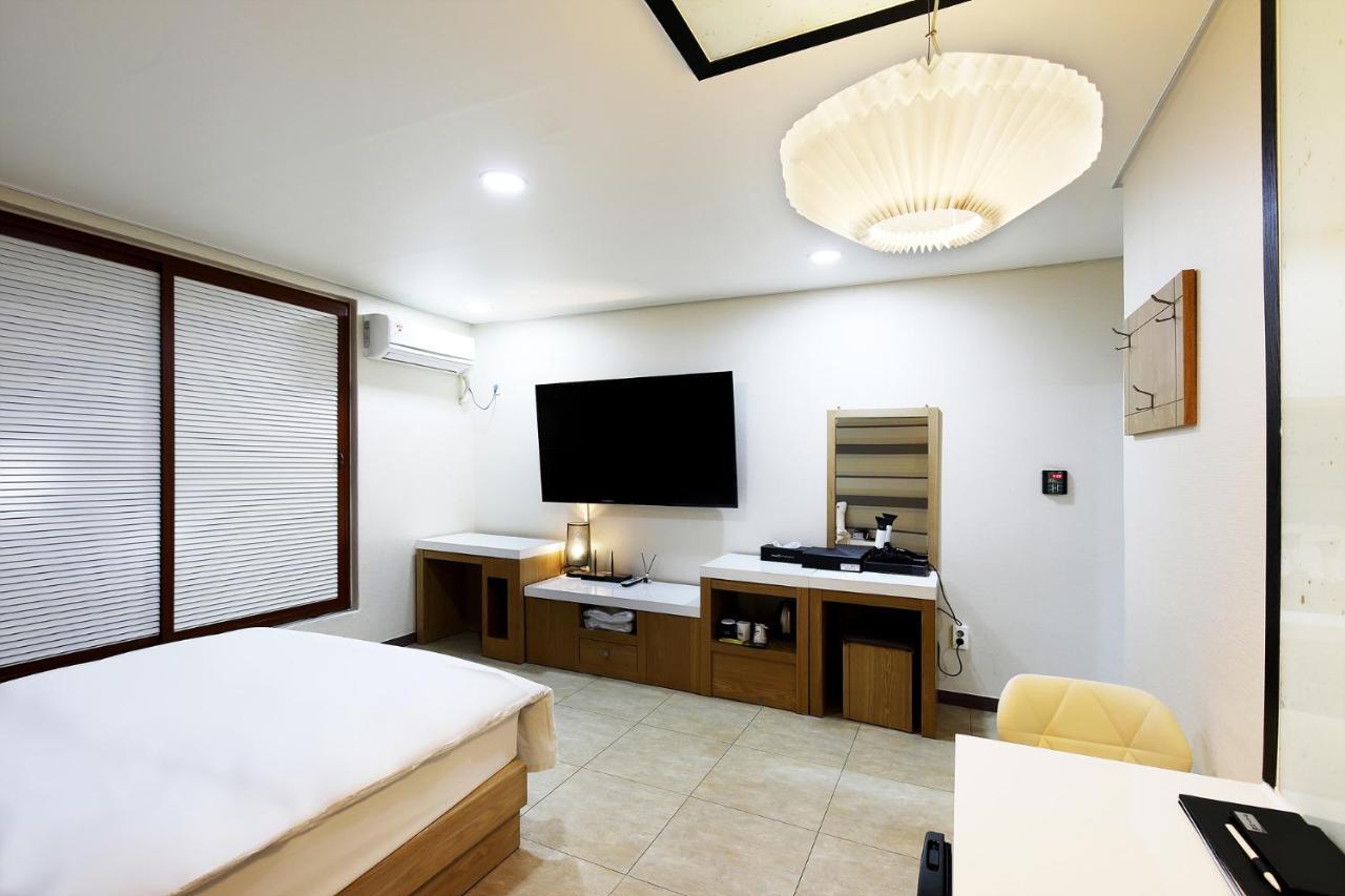 White Tourist Hotel Jeonju Esterno foto