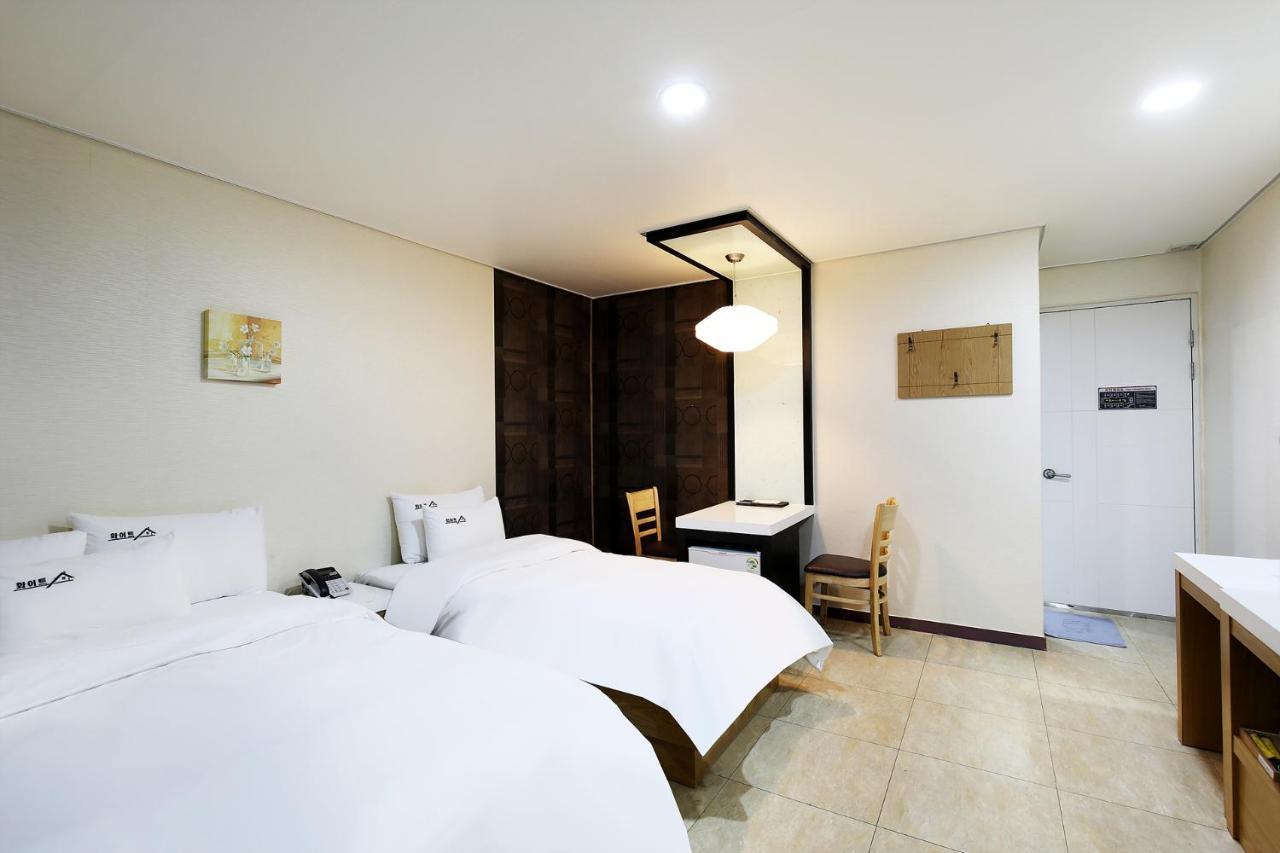 White Tourist Hotel Jeonju Esterno foto