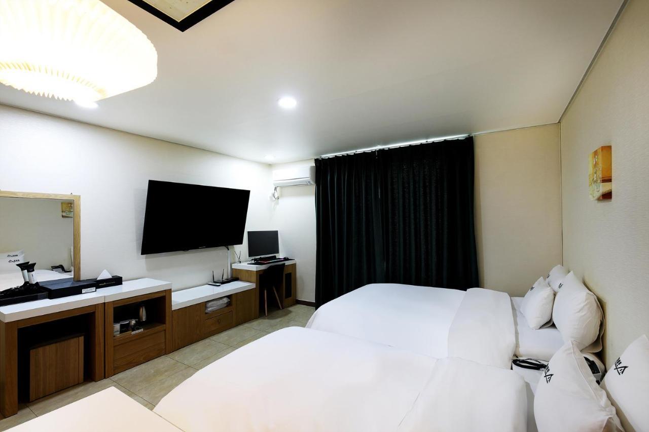 White Tourist Hotel Jeonju Esterno foto