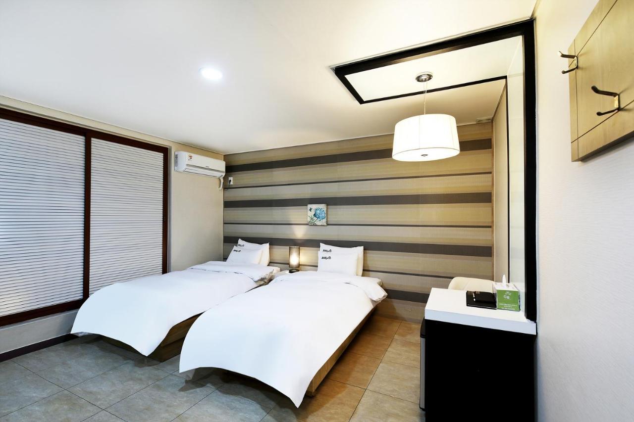 White Tourist Hotel Jeonju Esterno foto