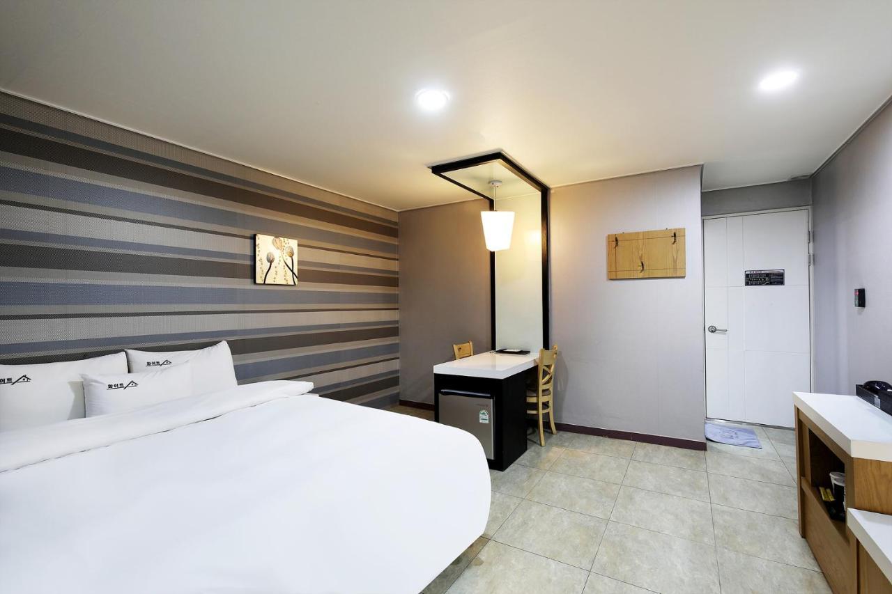White Tourist Hotel Jeonju Esterno foto