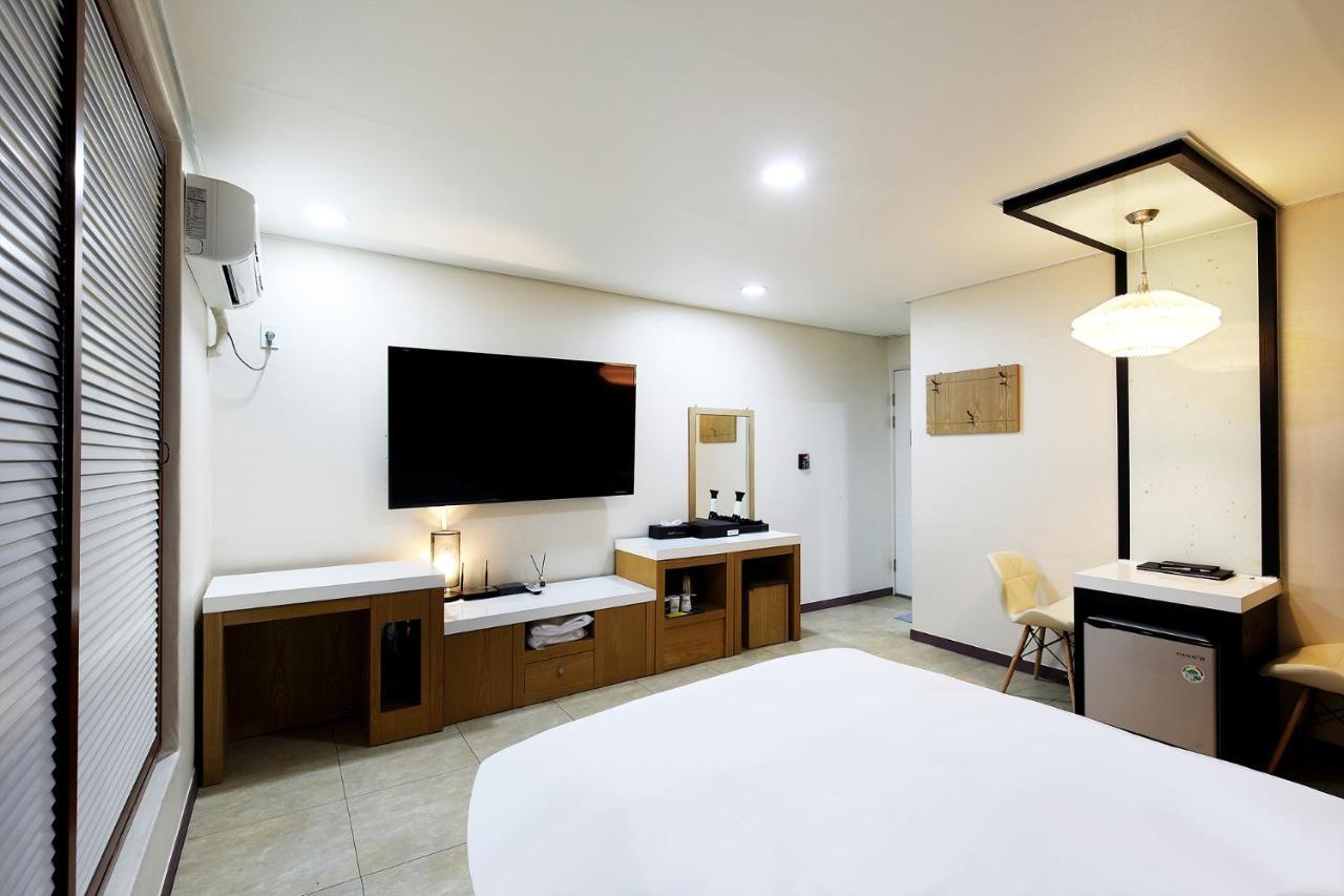 White Tourist Hotel Jeonju Esterno foto