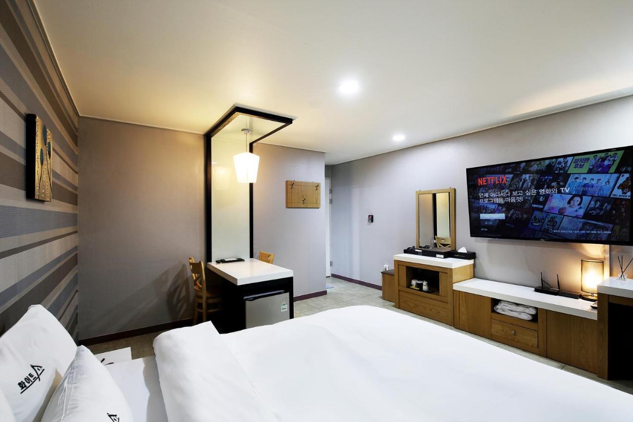 White Tourist Hotel Jeonju Esterno foto