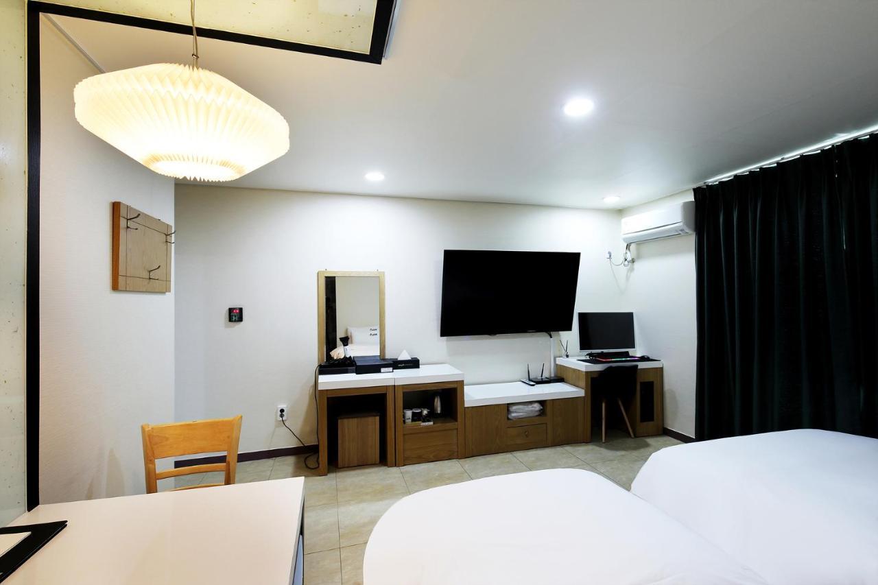 White Tourist Hotel Jeonju Esterno foto
