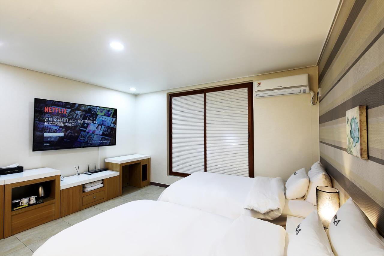 White Tourist Hotel Jeonju Esterno foto