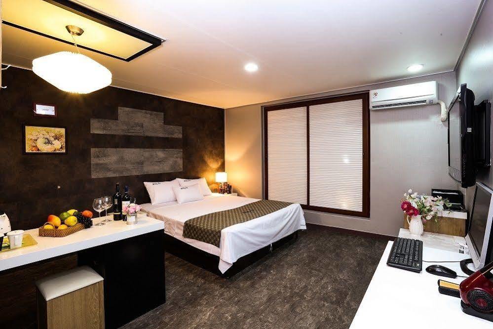 White Tourist Hotel Jeonju Esterno foto