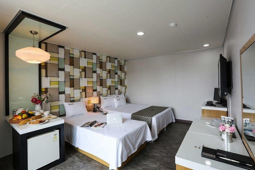 White Tourist Hotel Jeonju Esterno foto