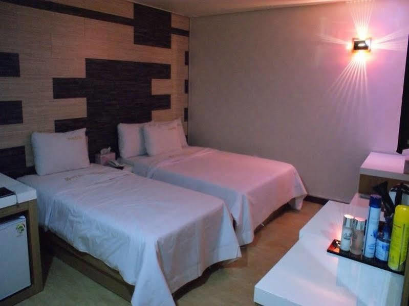 White Tourist Hotel Jeonju Esterno foto